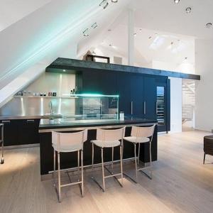 Синя кухня под синьото небе