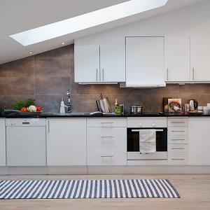 Кокетна бяла кухня