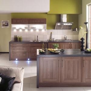 Компактен дървен кухненски остров