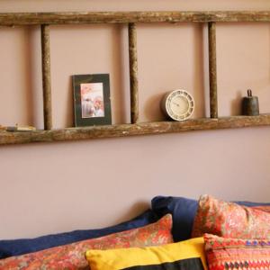 Вместо табла над леглото