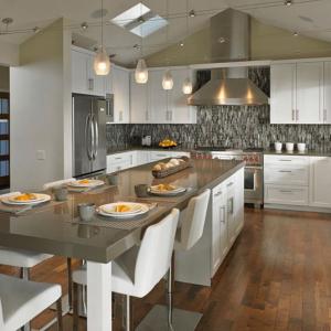 Хибрид между кухненски остров и трапезарна маса