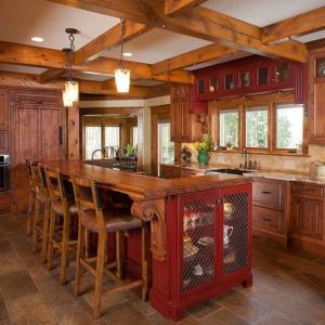 Рустик кухня с малко дързост в червено