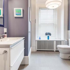 Как да внесем лилавото за една семпла и очарователна баня?