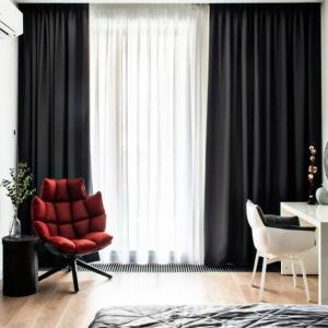 Очарователен мрак с тъмни пердета в интериора на дома