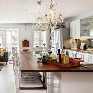 Плот и трапезна маса в едно