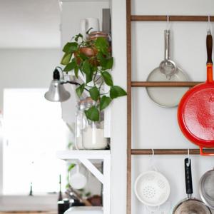 Спестете място с тази невероятна поставка за съдове