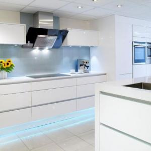 Кухненски гръб от стъкло: какво е важно да знаем за него