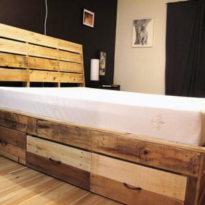 Функционално легло от палети за малки пространства