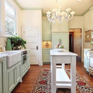 Кухненски остров, маскиран като елегантна бяла масичка