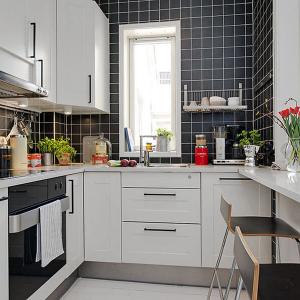 Барплотът умело скрива бъркотията в кухнята