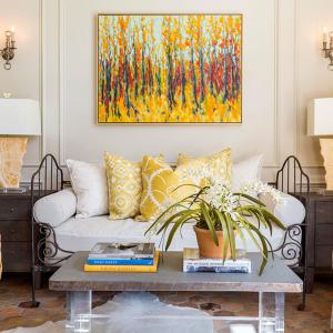 Намек за лукс – жълта коприна за разкошно лято в дневната