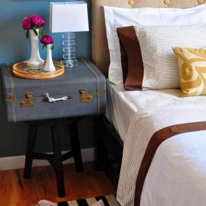 Старият куфар - новото ви нощно шкафче