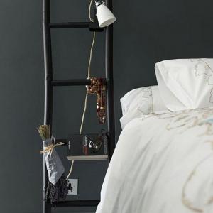 Стълбата - небрежно нощно шкафче