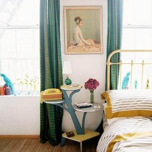 Стилизирано дръвче край леглото