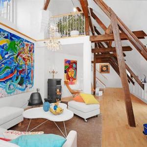 Живописна мансарда в ярки цветове