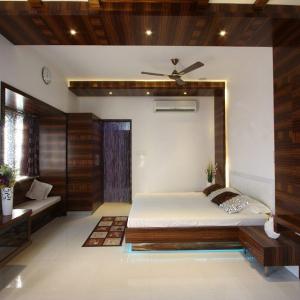 От старовремска към модерна спалня с дървени окачени тавани