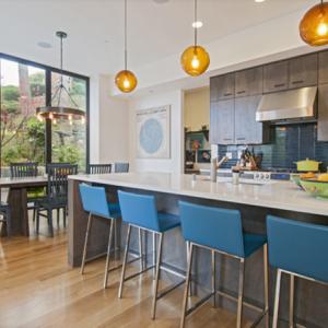 Неутрални цветове и смели акценти