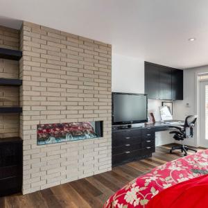 Да хвърлим един поглед и на втория етаж: спалнята е фантастична