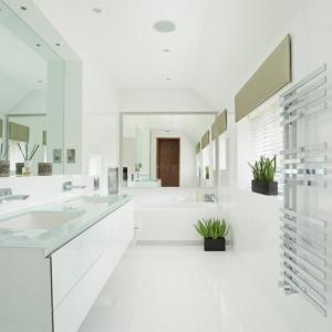 Изчистен бял цвят