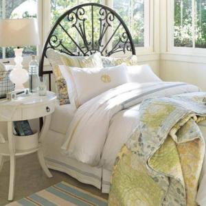 Кокетно бяло нощно шкафче