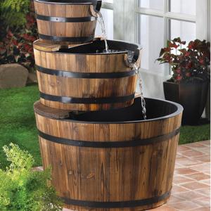 Очаровайте гостите си с фонтан от стари дървени бъчви