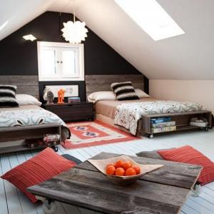 Друг прочит на детска стая в мансарда