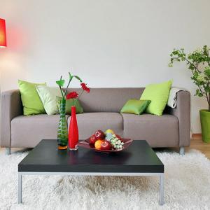 Почистете под мебелите и освежете килимите