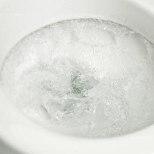 За тоалетната