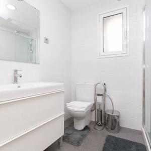 Бялата баня изглежда по-просторна и чиста