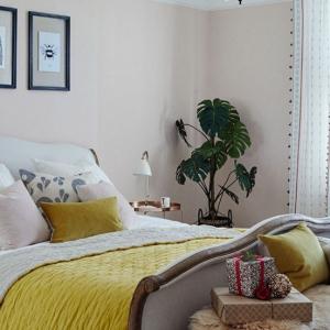 Спалнята - цветна, но семпла