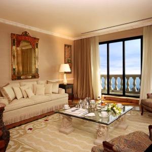 Класически уют със завеси