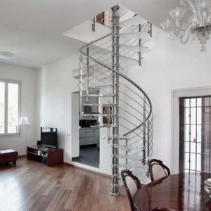 Стълбище от стъкло и хром