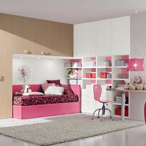 Големият гардероб е задължителен във всяка детска стая за момиче