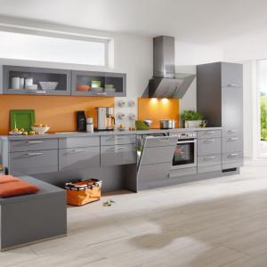 Разчупете сивата кухня с помощта на ярки цветове