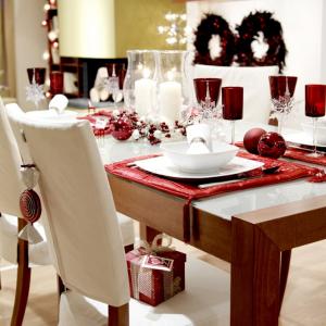 Маса с класически червени акценти