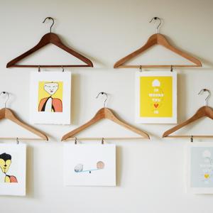 Креативно решение за стена със стари закачалки