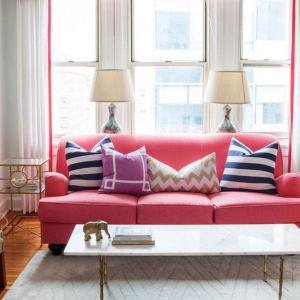 Дневна с розови акценти