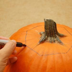 2. Очертайте мястото на капака