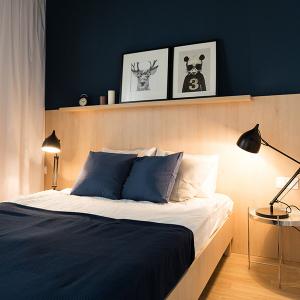 Спалнята е семпла, но изключително уютна