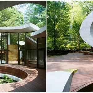 В двора се усеща най-силно присъствието на природата