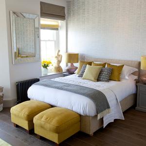 Добавете свежи детайли в жълто във вашата уютна спалня