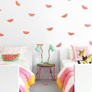 Балансирайте семплата обстановка с няколко дребни, но ярки елемента