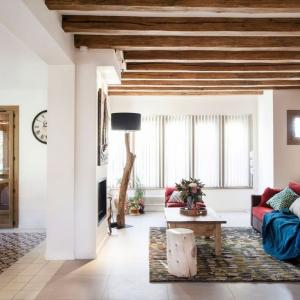 Премахната стена отваря просторна кухня и влива светлина в дневната!