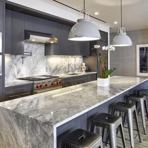 Неутралните тонове ще стоплят сивата кухня