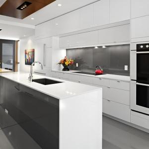 Изчистените линии доминират в кухненските модули