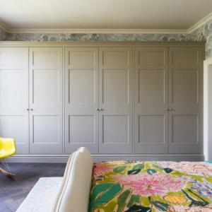 Вграден гардероб по протежението на цялата стена