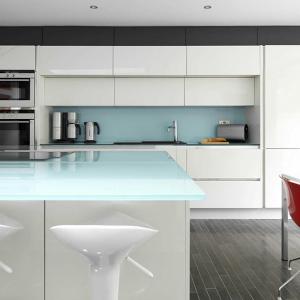 Стъклените елементи впечатляват с елегантност и лекота