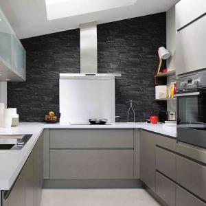 Класическа комбинация от сиво и бяло