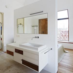 Баня, буквално залепена за леглото