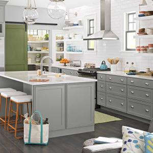 Кухненските шкафове отстъпват място на отворените рафтове